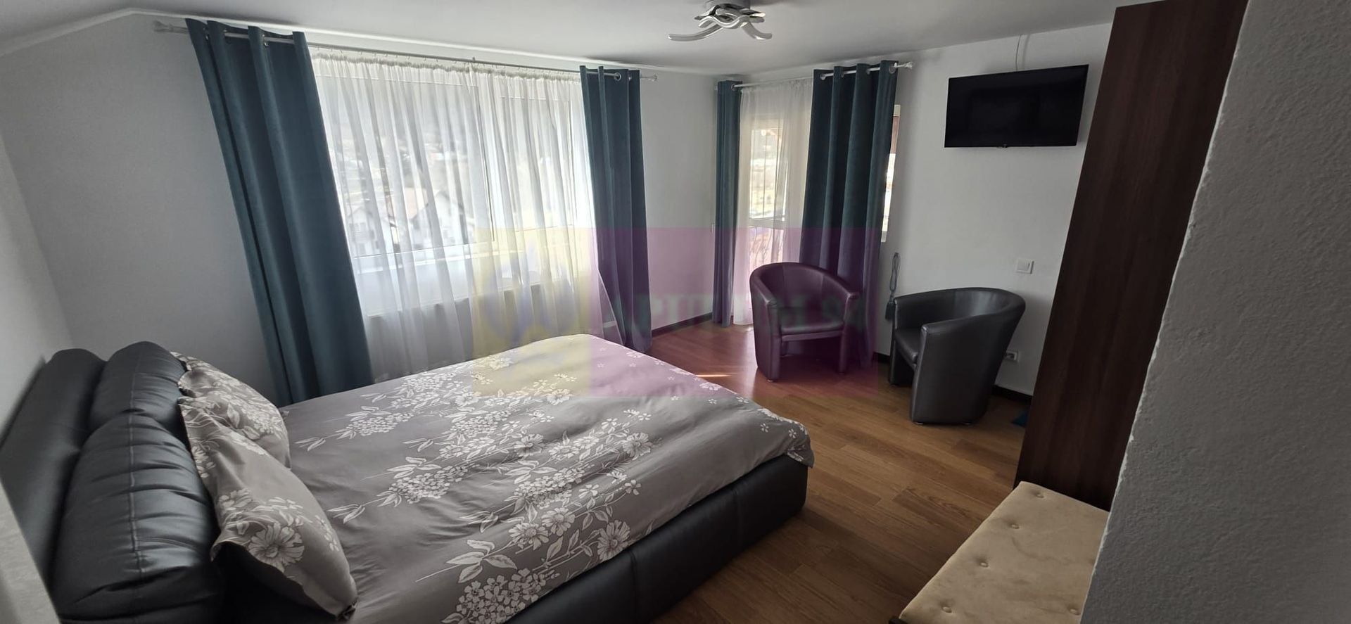 Vila de vânzare cu 8 camere și garj in Busteni
