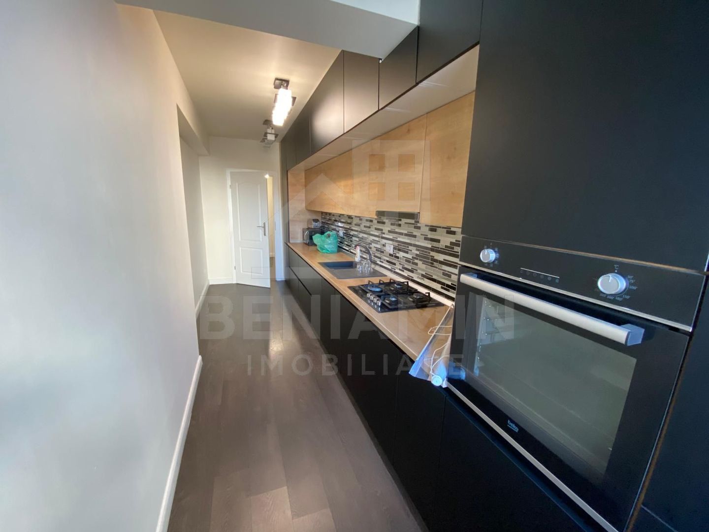 Apartament modern 3 camere-Zona Ciuperca-Loc de parcare-Disponibil - imaginea 8