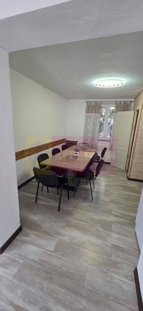 Vila de vânzare cu 8 camere și garj in Busteni
