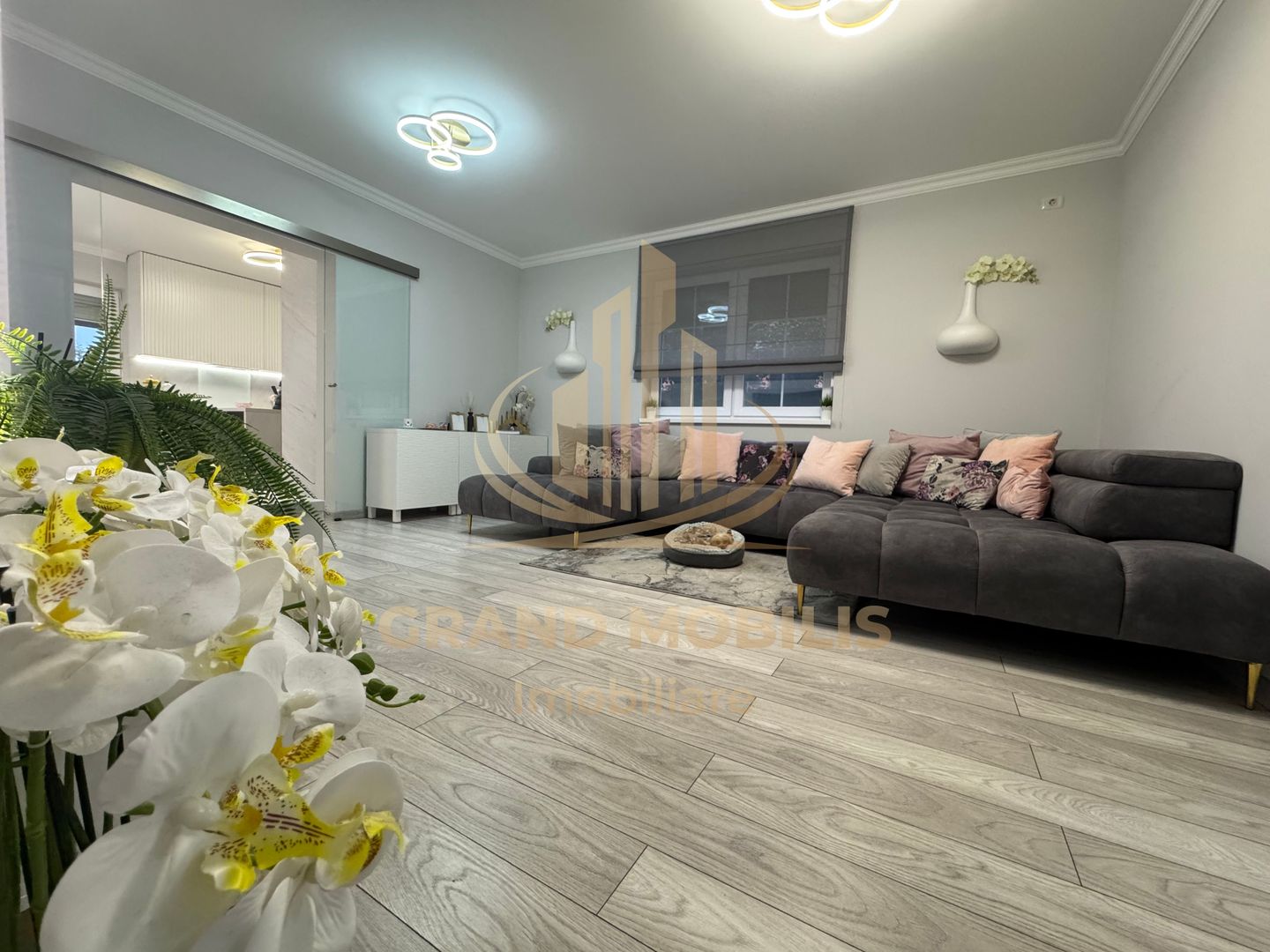 Casa in stil mediteranean, ultrafinisată 5 camere, 3 bai + curte.