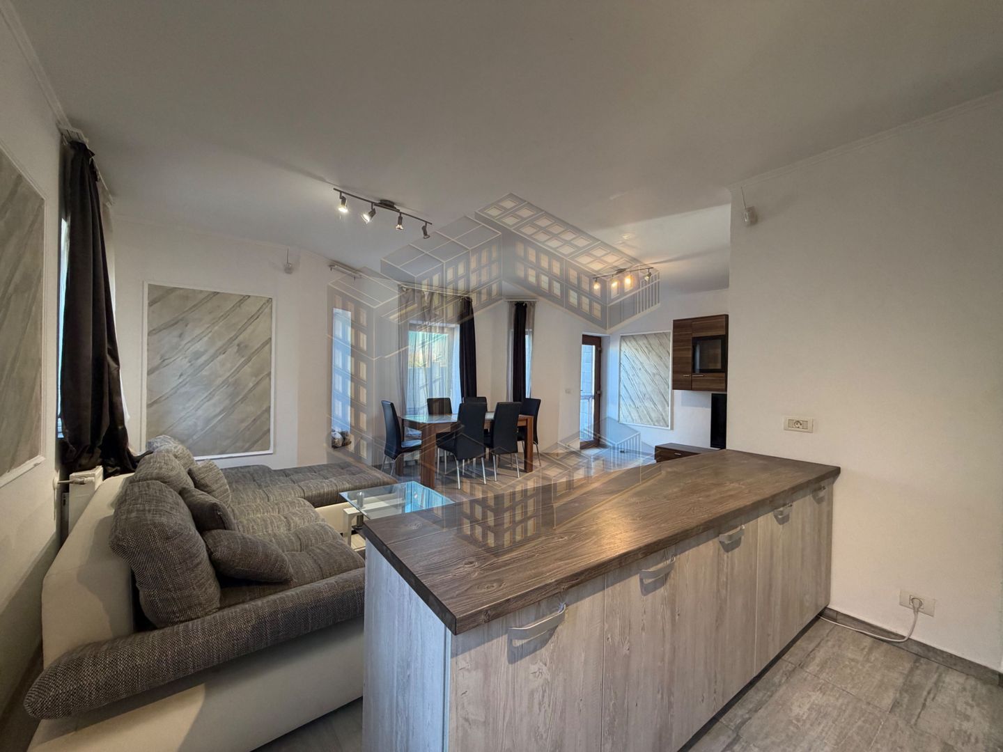 Duplex de vanzare,4 camere si 3 bai, acces auto, Dumbravita