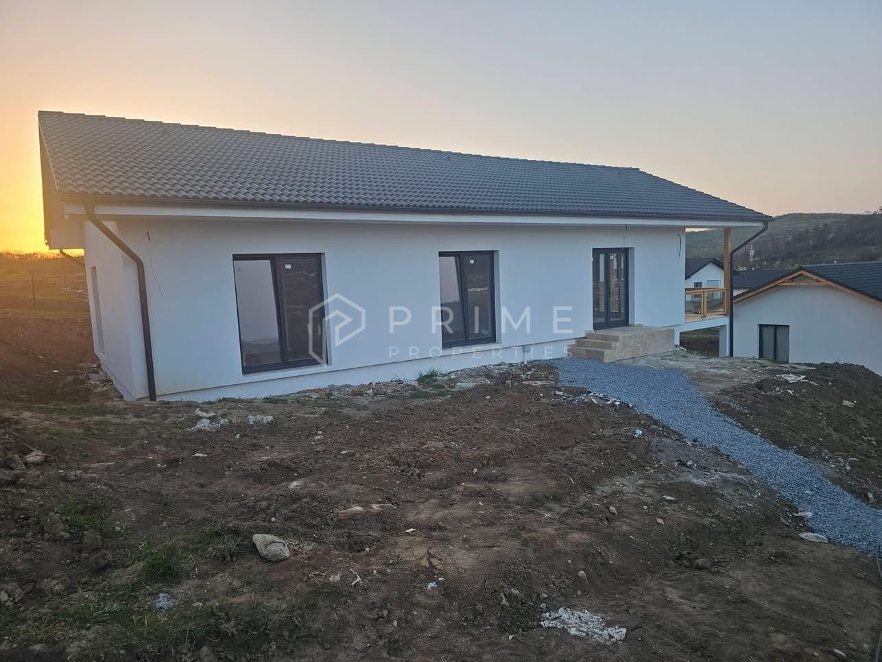 Vilă chalet modern cu perete panoramic de sticlă - Livezeni, Mureș