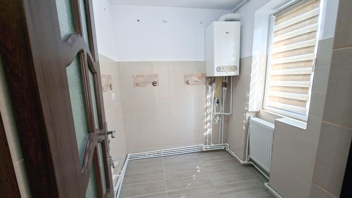 Apartament cu 2 camere, complet renovat, în zonă centrală din Tecuci - imaginea 8
