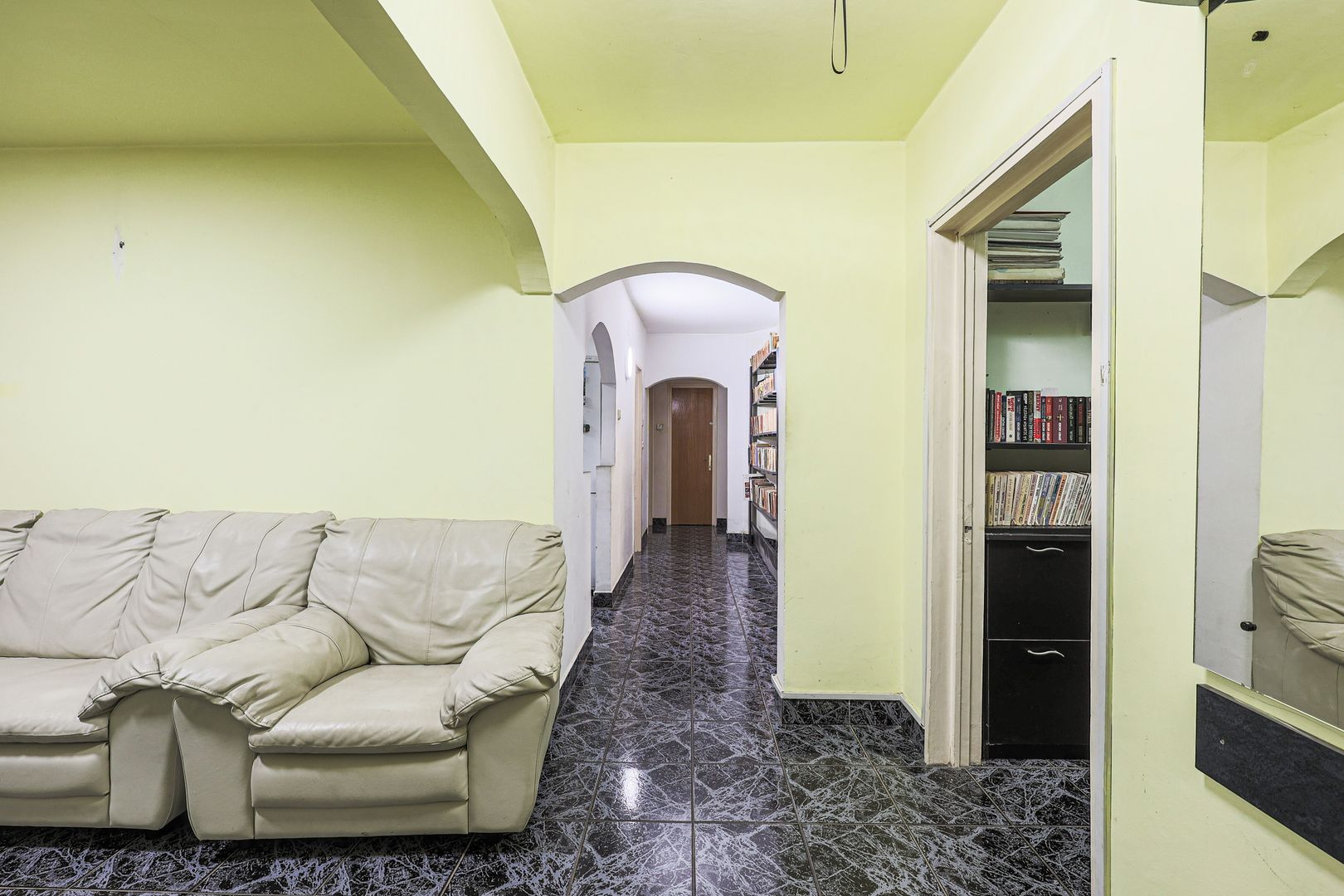 Apartament foarte spațios cu 5 camere la parter in Micalaca Comision 0