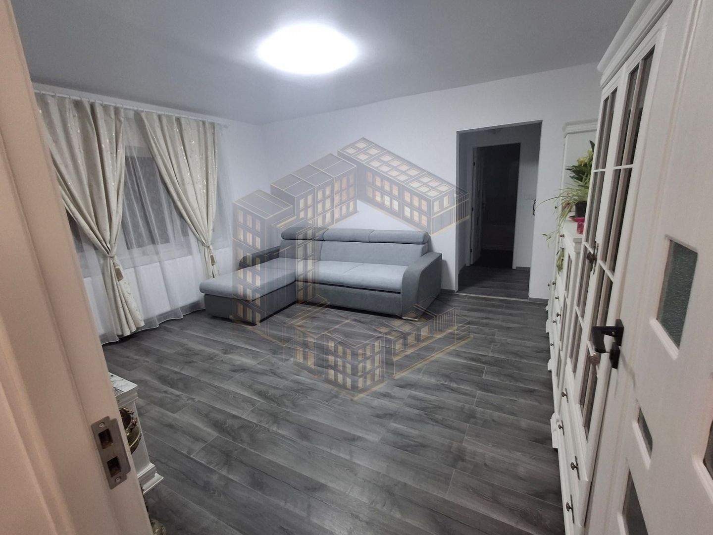 Apartament cu 2 camere , renovat , situat în zona Iosefin - imaginea 3
