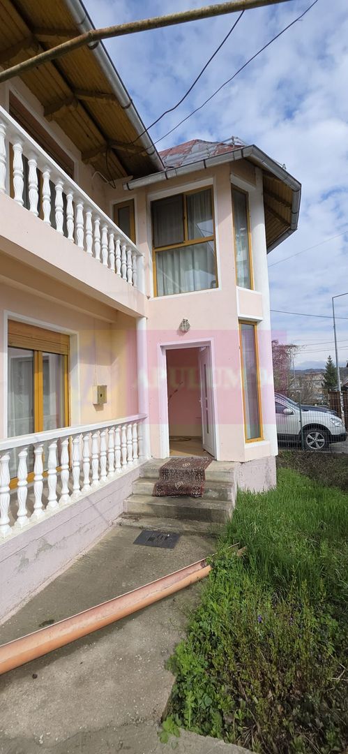 Casa de vanzare cu 3 camere in Poiana Campina