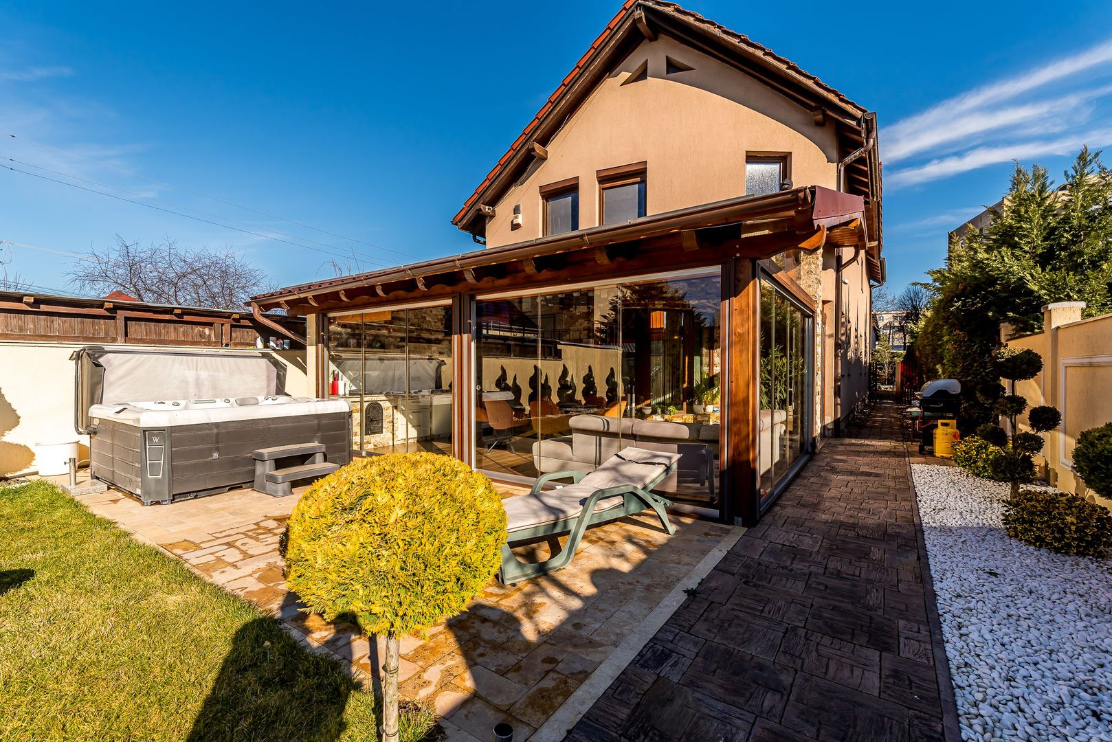 Imagine 3 - Casă cu5 camere, teren 720 mp, fotovoltaice 13 kW, Aradul Nou