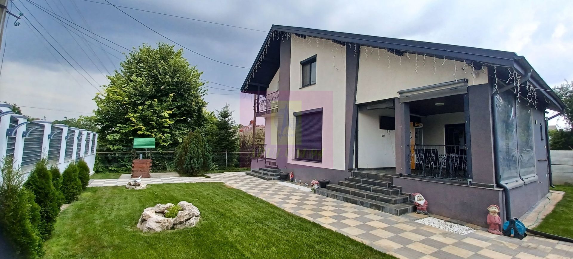 Săbăreni, casă P+1E, 137 mp utili, terasă, CT, pivniță, garaj, asfalt