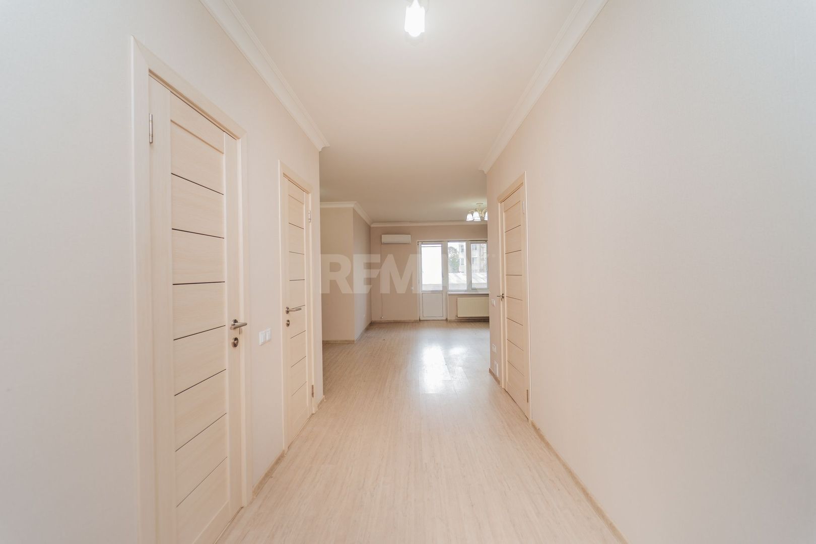De vinzare Apartament 2 camere si balcon + living cu logie - imaginea 7