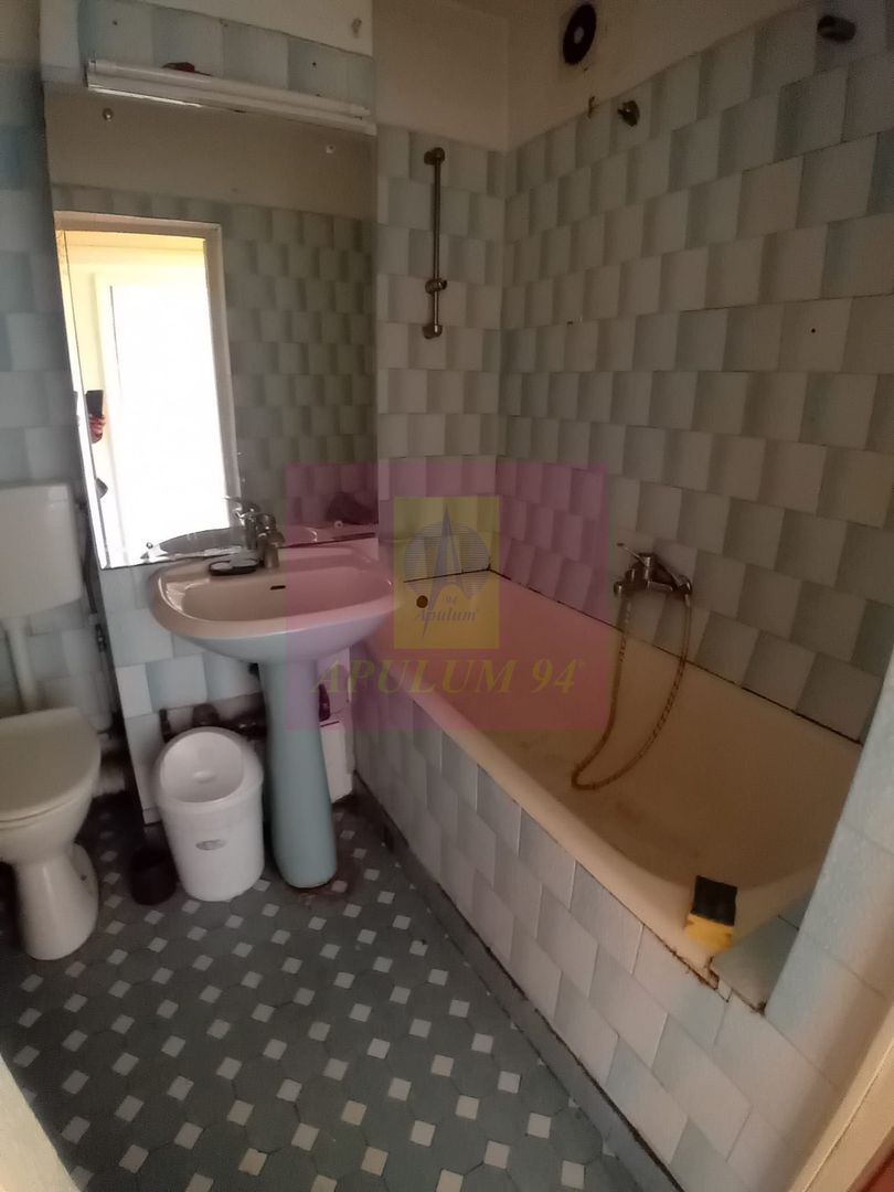 Vanzare apartament de 4 camere la Casa Poporului-stradal