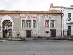 Casă interbelică cu tavane înalte, demisol și curte, în centru!