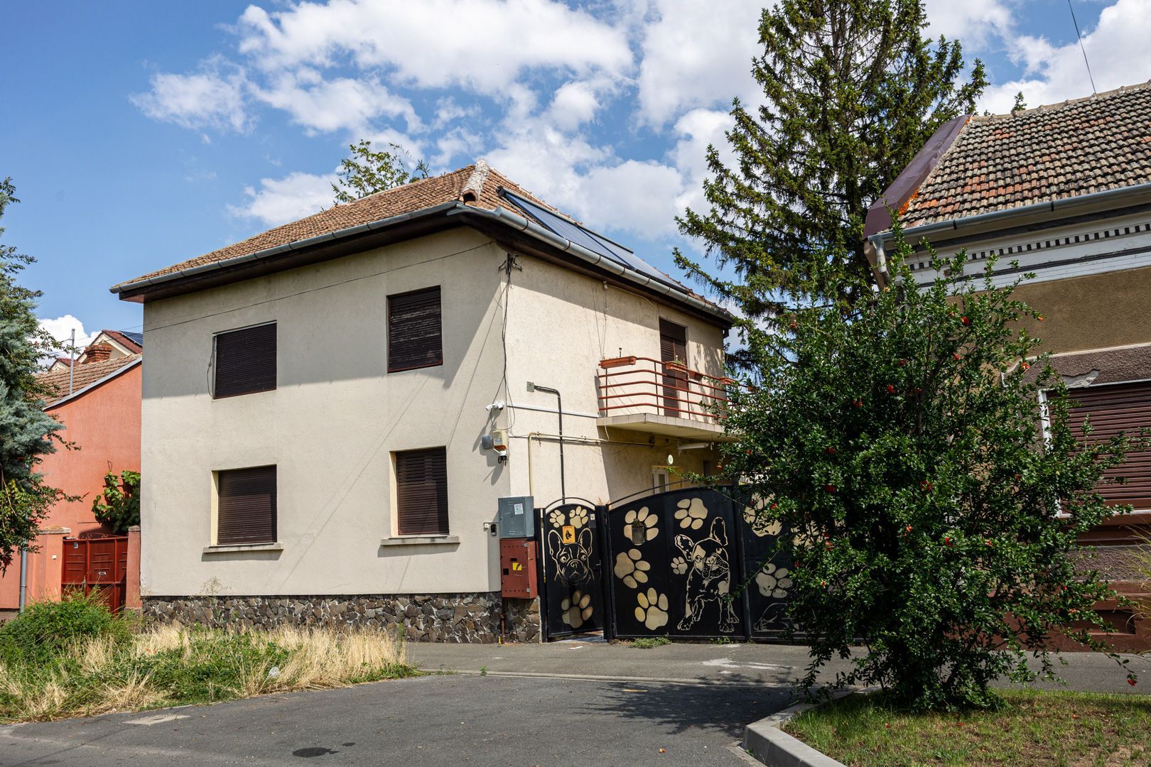 Casă cu teren generos și autorizatie pentru investiție in Parneava