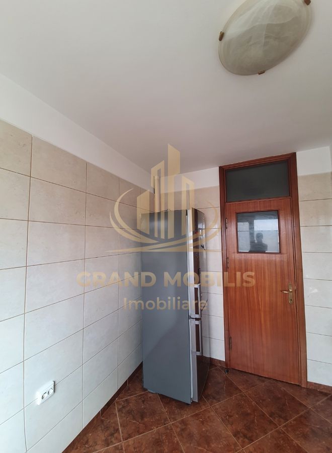 Apartament 2 camere semidecomandat cu parcare de resedinta - imaginea 9