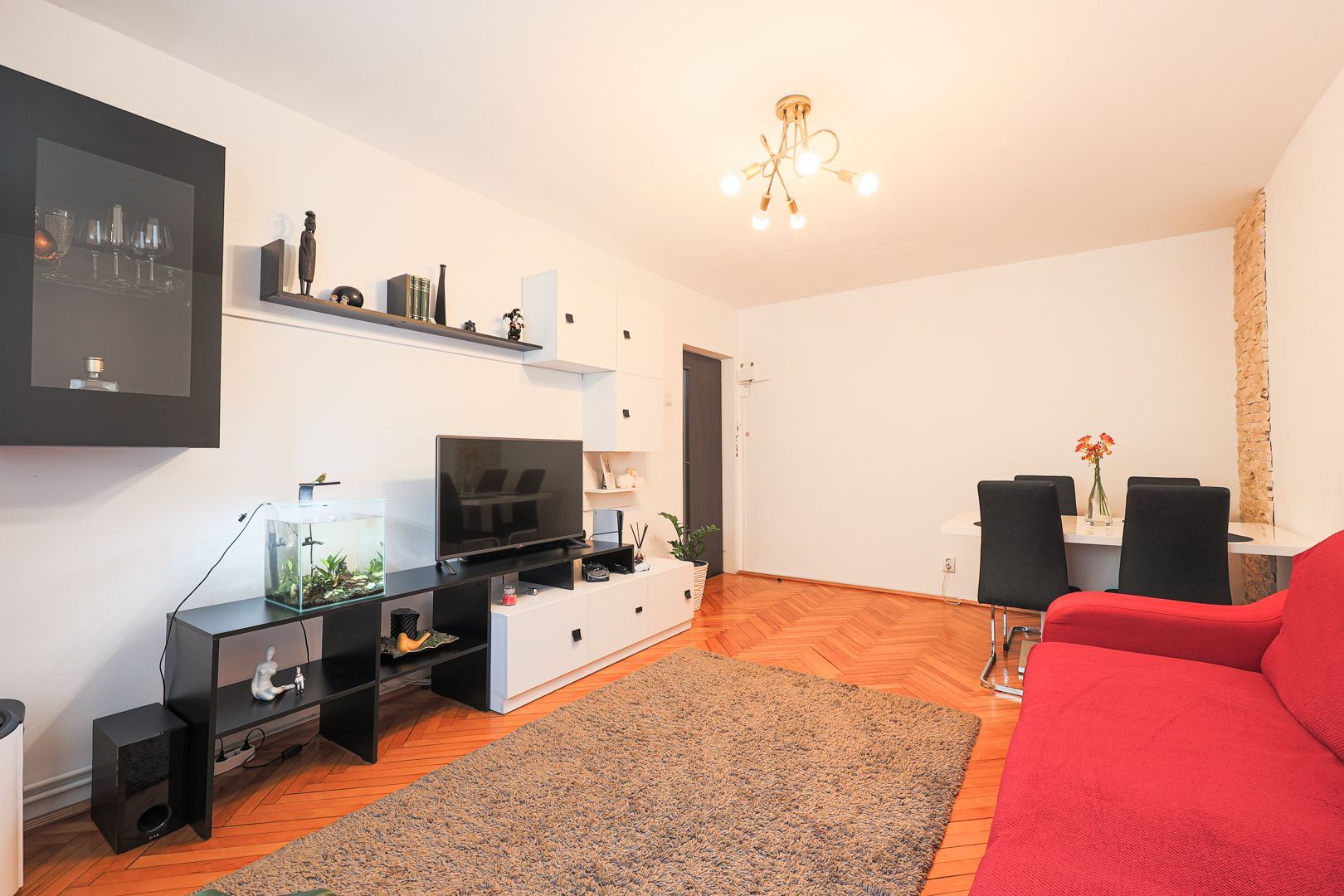 Apartament, 3 camere și 2 băi, Etajul 2 în Micalaca, Zona Orizont.