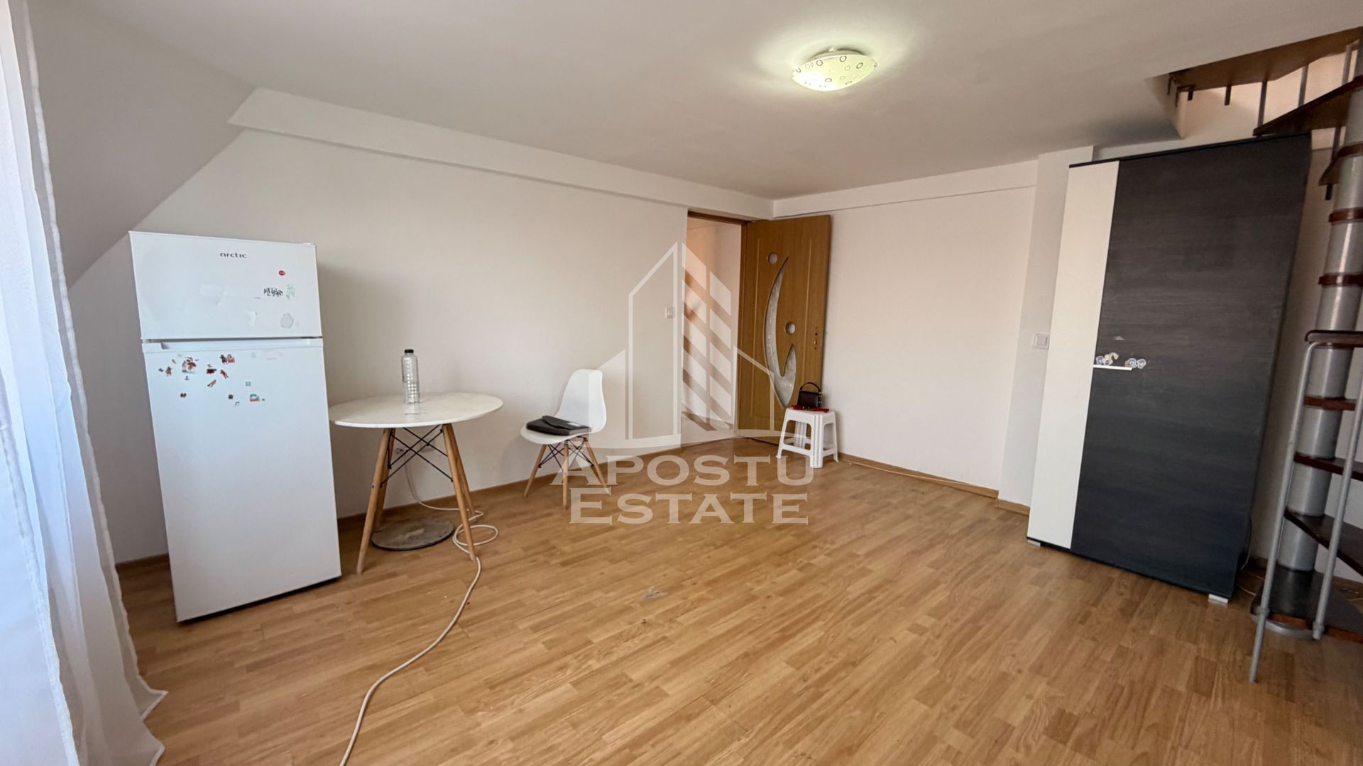 Apartament cu o camera, scara interioara cu acces in pod, zona Sagului - imaginea 2