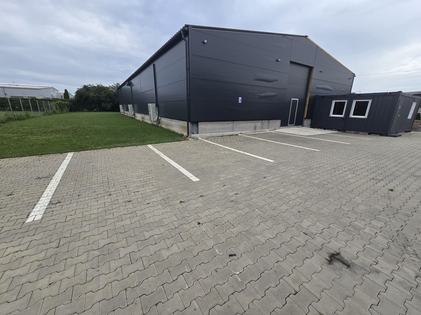 Spatiu Comercial 620 mp.parcare,birou,vestiar,baie - imaginea 4