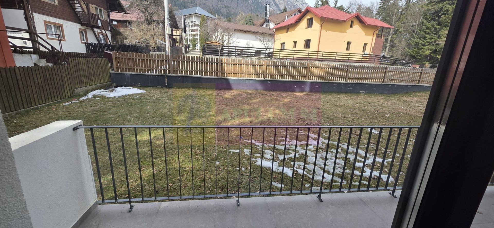 Apartament cu 2 camere de vanzare in Busteni, curte si loc de parcare