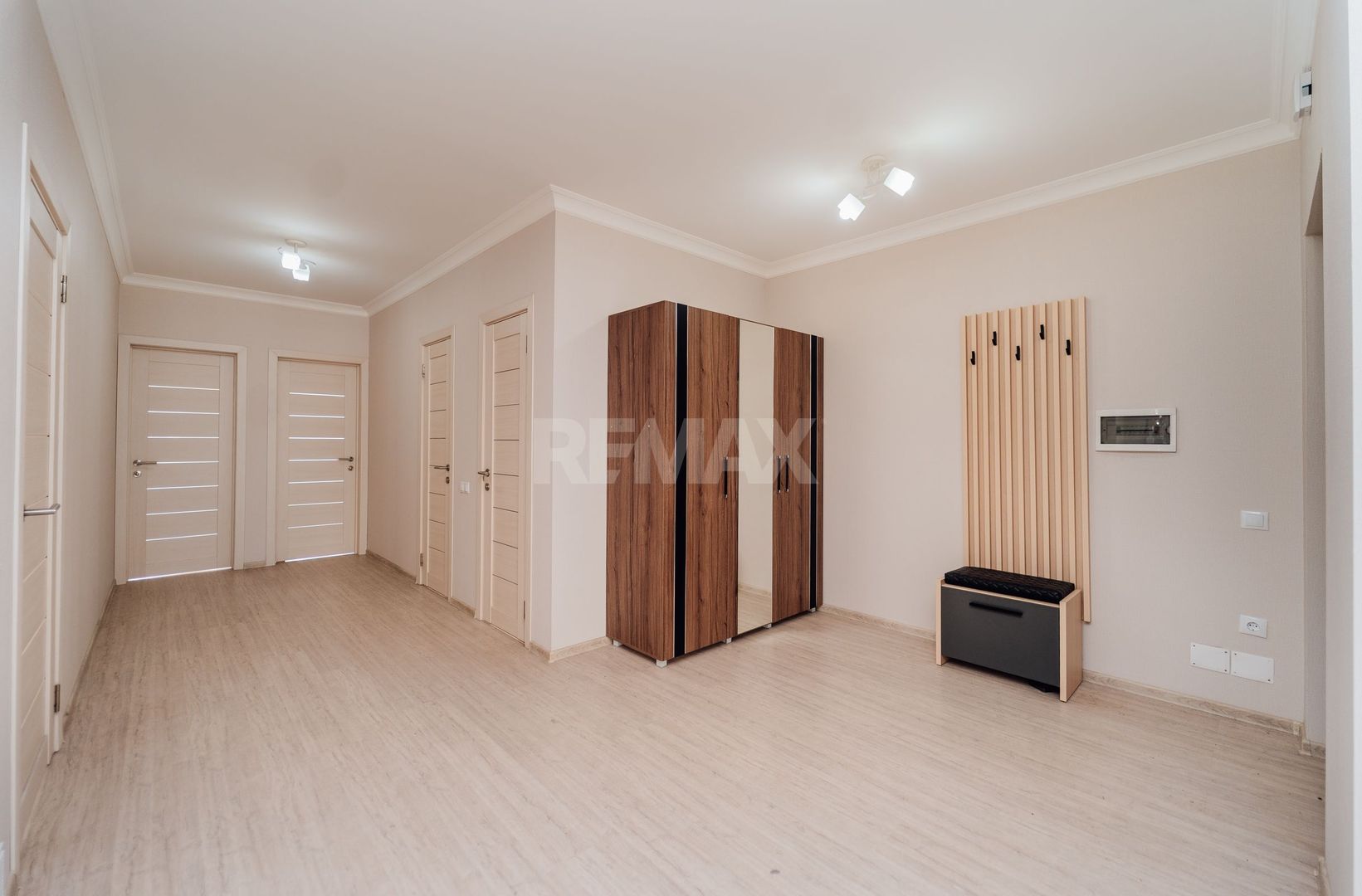 De vinzare Apartament 2 camere si balcon + living cu logie - imaginea 19
