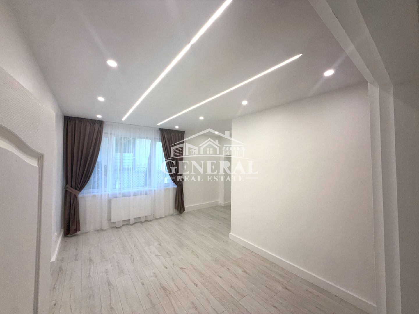 De vanzare ap. 4 camere 135m situat centrul orasului Baia Mare Renovat - imaginea 4