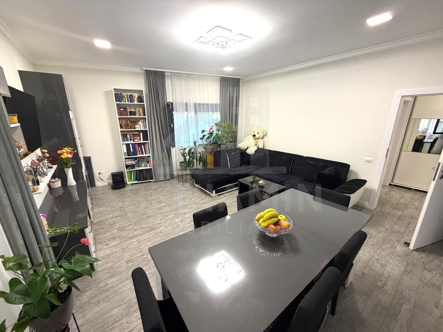 Apartament decomandat deosebit 3 camere 2 bai bloc 2020 cu parcare - imaginea 2