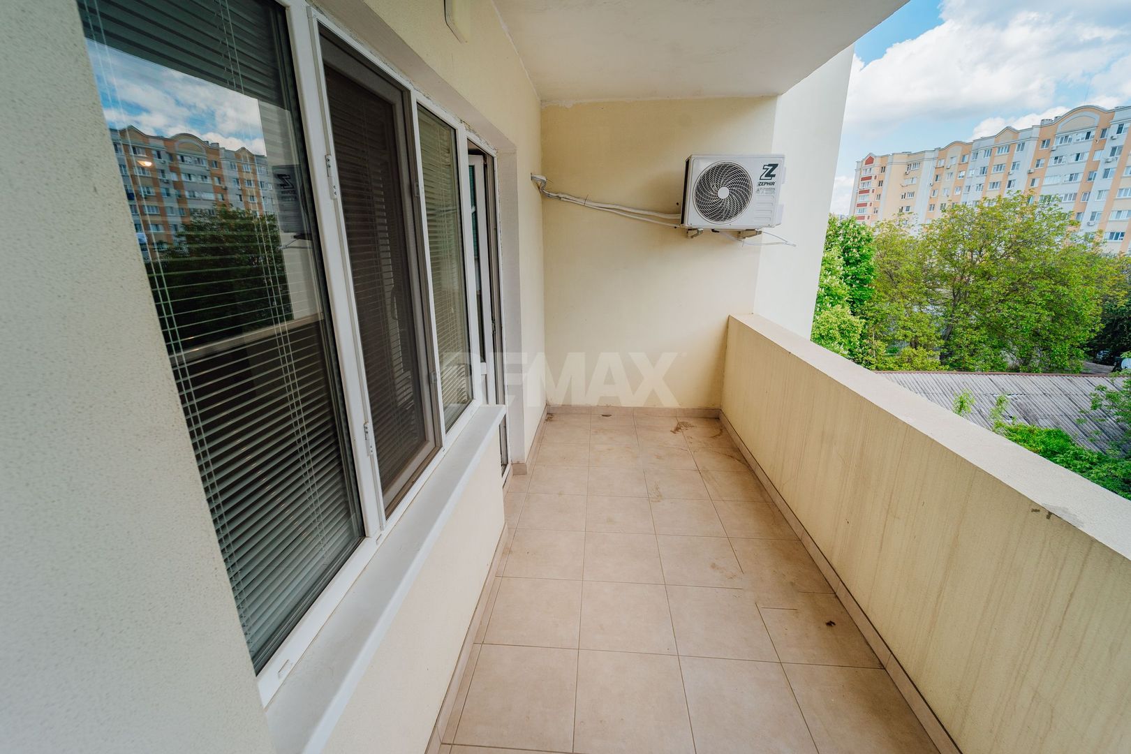 De vinzare Apartament 2 camere si balcon + living cu logie - imaginea 4