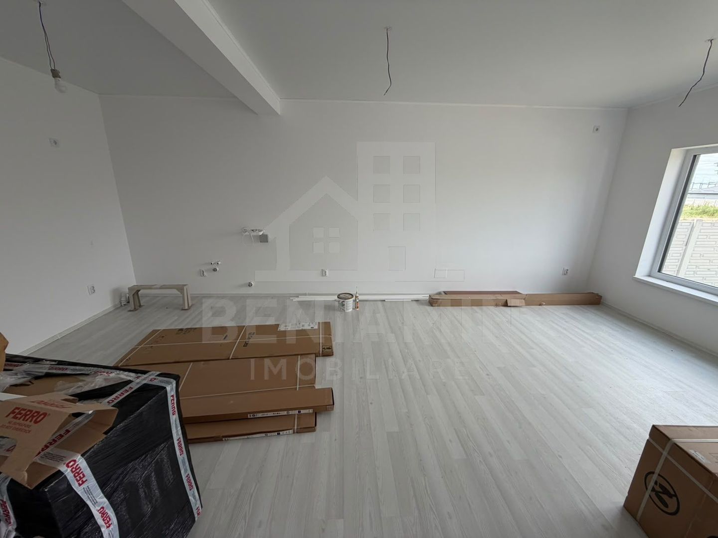 Casa-3 Dormitore-3 bai-Teren 300mp-Damila str Ficusului-La cheie - imaginea 2