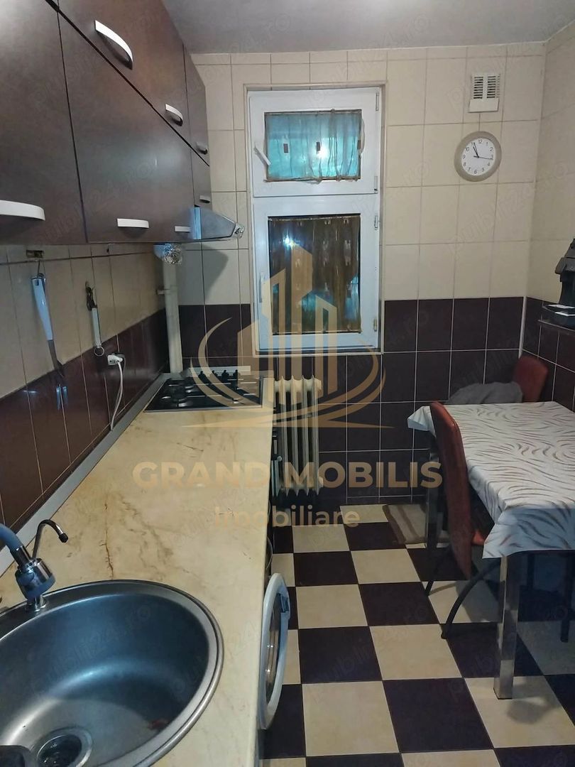 Apartament 3 camere cu parcare chiar lângă scara blocului - imaginea 8