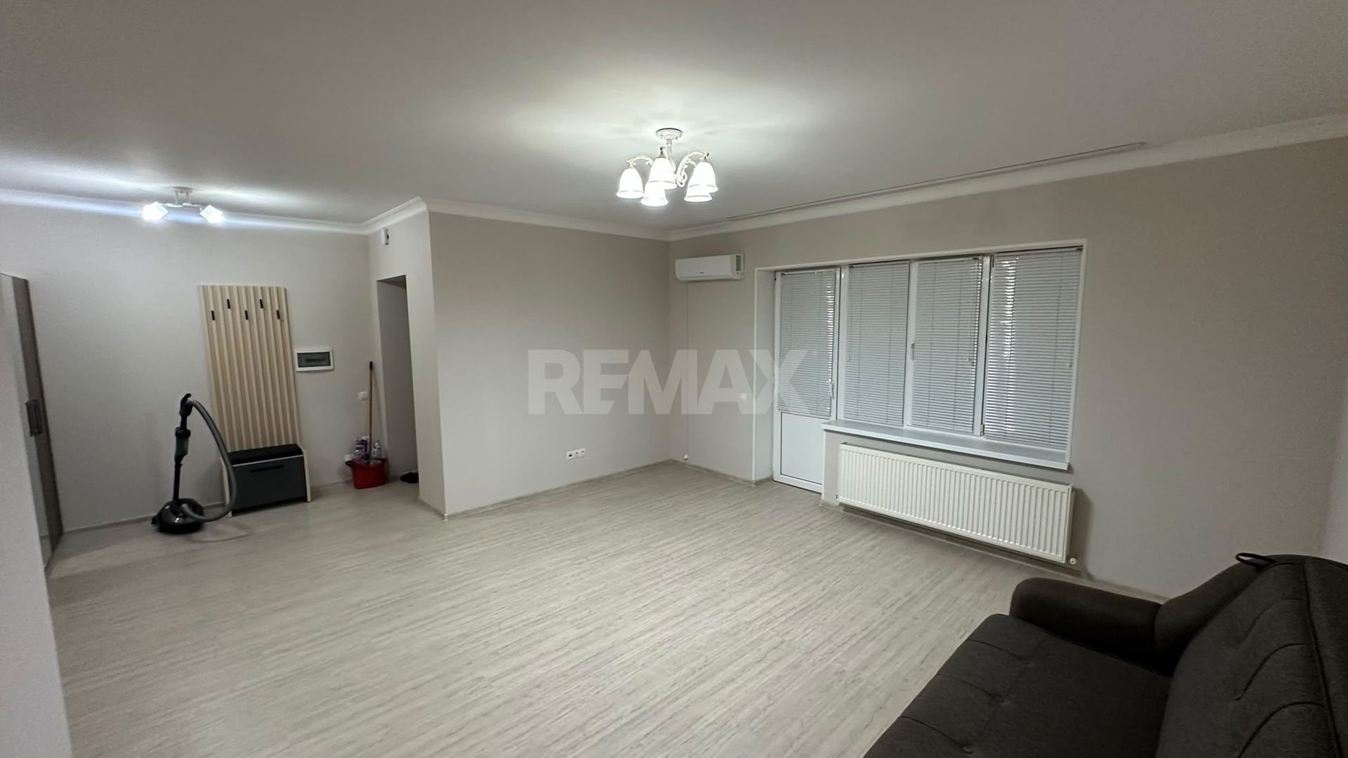 De vinzare Apartament 2 camere si balcon + living cu logie - imaginea 22