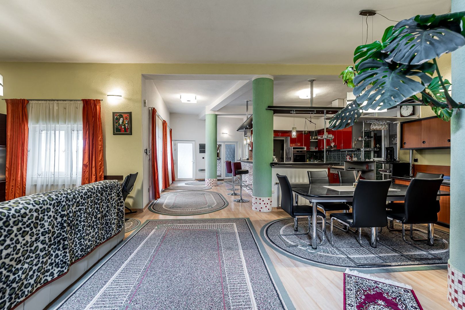 Imagine 1 - Spațiu comercial,  hala, si un penthouse în centrul Aradului Nou