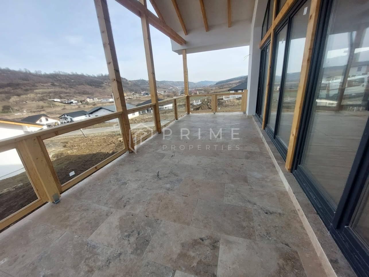 Vilă chalet modern cu perete panoramic de sticlă - Livezeni, Mureș - imaginea 2